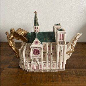 Fitz and Floyd Notre Dame Cathedral Tea Pot collector’s series #2354